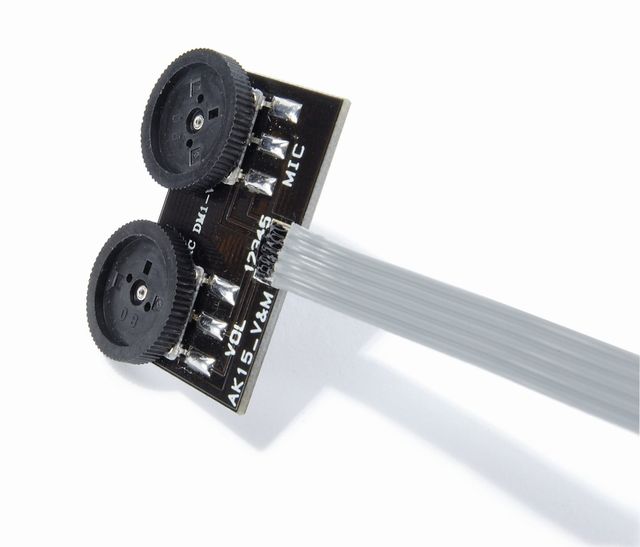 Blending and volume is controlled by two thumbwheels